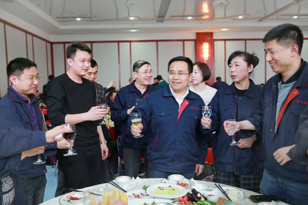 嘉晨集团老总_中旦集团老总照片(3)