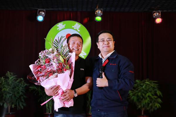 嘉晨集团老总_中旦集团老总照片(3)